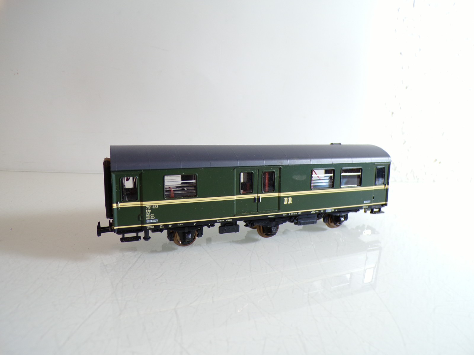 Piko H0 Gepäckwagen 751-122 der DR mit Licht RR4693 o.