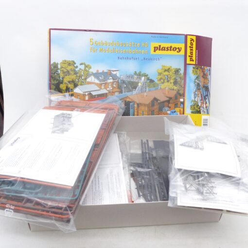 Plastoy H0 Bausatz 1322 Set 5 Gebäudesätze für Bahnhof Neukirch in OVP EX6813 – Bild 4