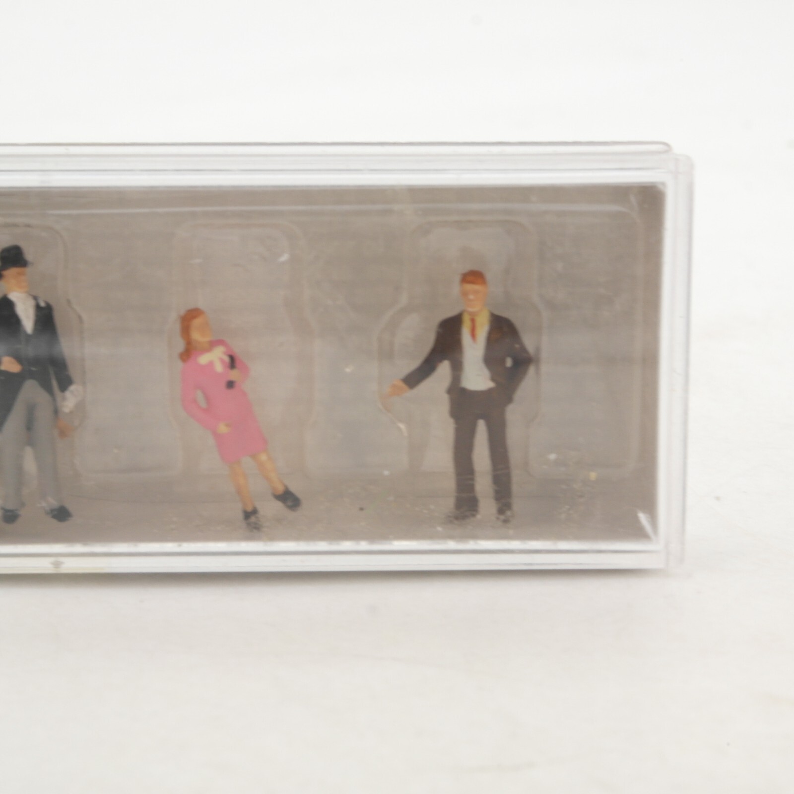 Preiser H0 10057 Brautpaar Trauzeugen evangelischer Geistlicher in OVP RG7489 – Bild 4