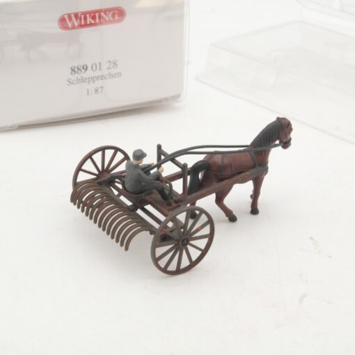 Wiking 1:87 8890128 Schlepprechen mit Pferd in OVP RR3144 – Bild 3