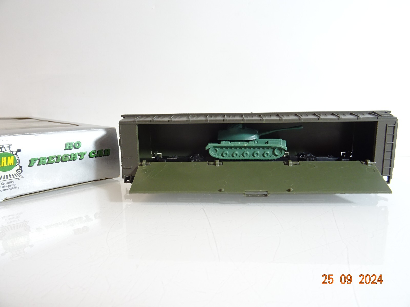 AHM H0 gedeckter Güterwagen mit Panzer der US Army in OVP PR2879 – Bild 3