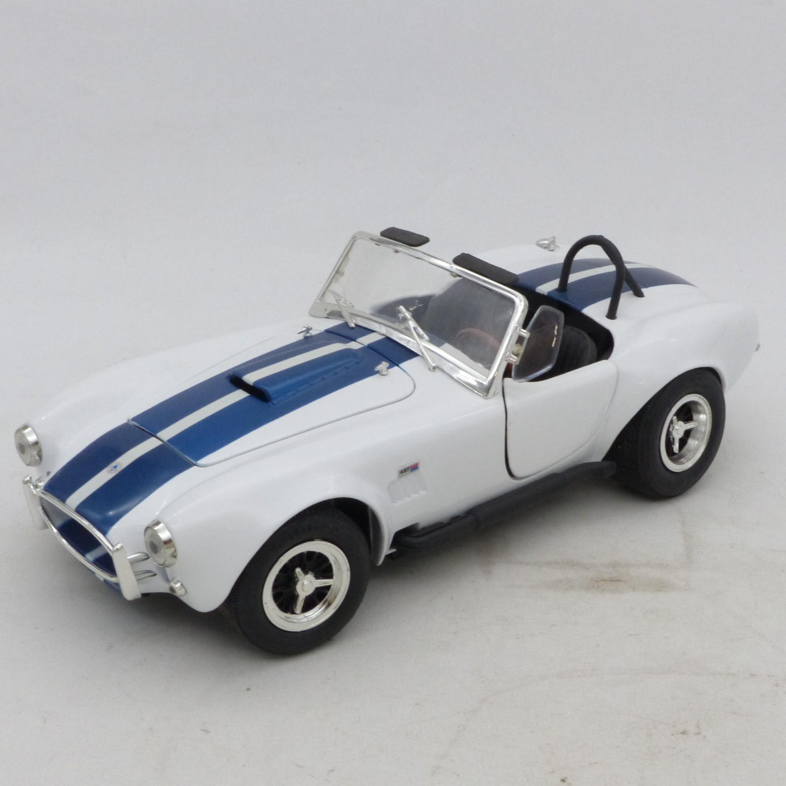 ERTL 1:18 Shelby Cobra 427 S/C weiß/blau in Tüte siehe Bilder o. EX8384 – Bild 3