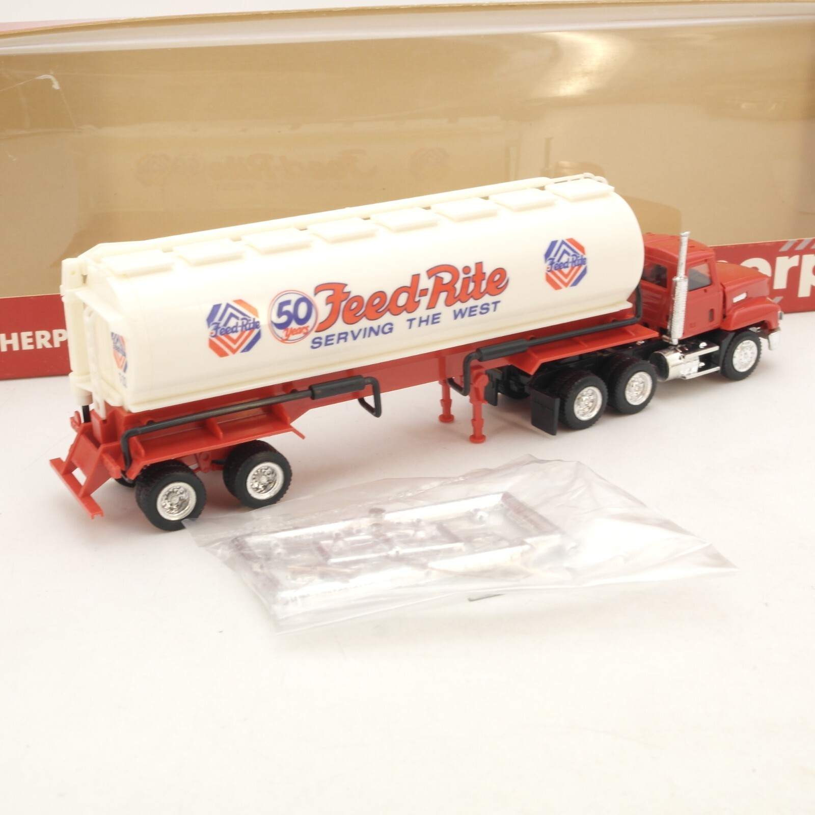 Herpa 1:87 141048 Mack Sattelzug Feed Rite Serving The West in OVP RG7701 – Bild 3