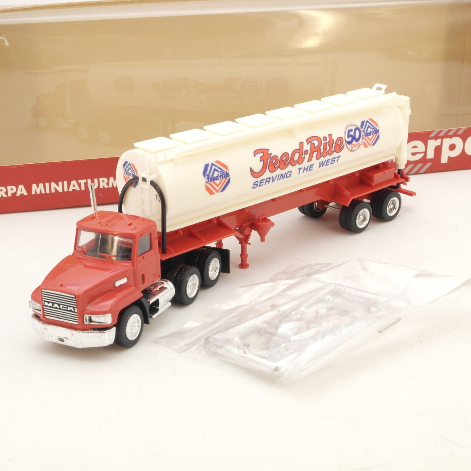 Herpa 1:87 141048 Mack Sattelzug Feed Rite Serving The West in OVP RG7701