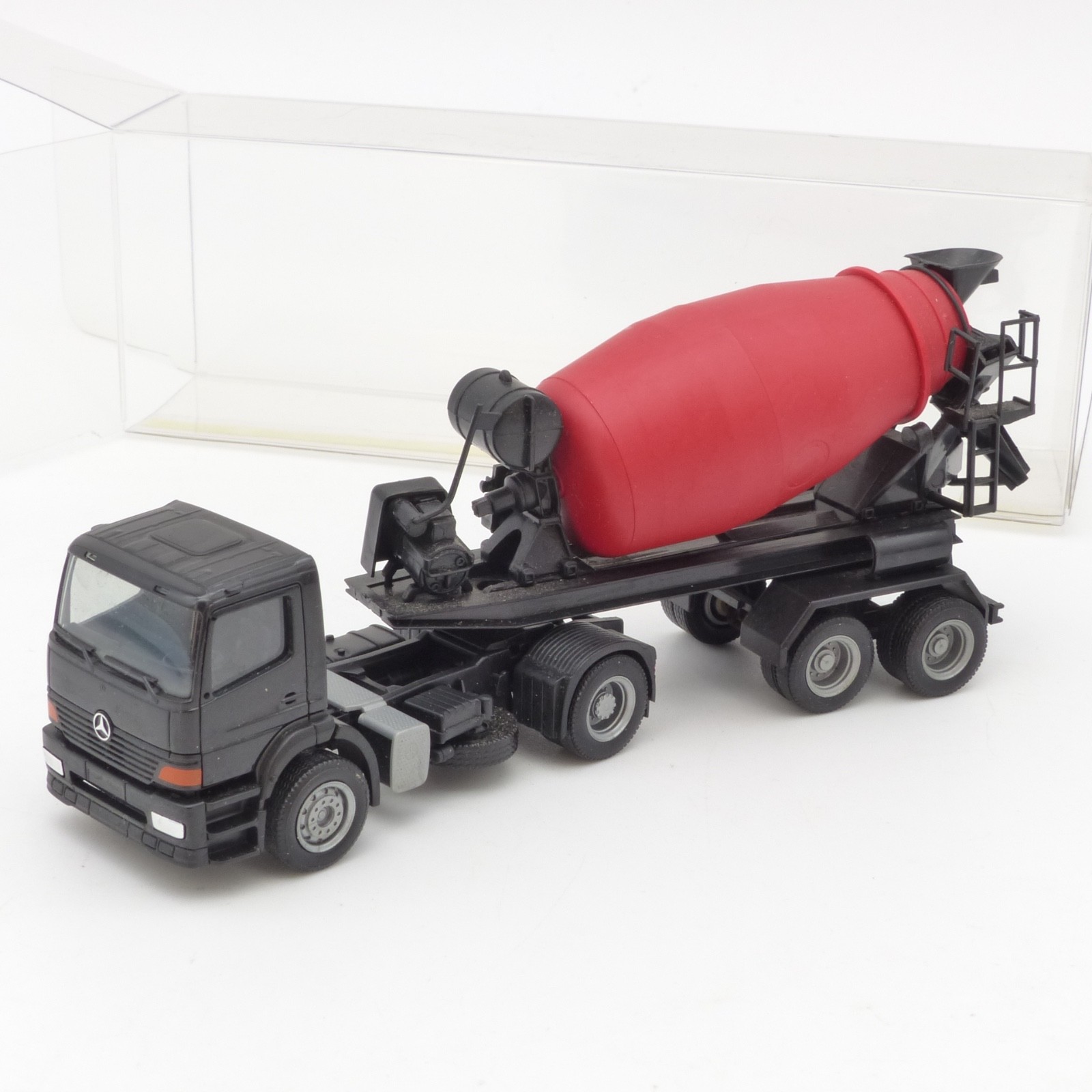 Herpa 1:87 MB Atego Betonmischer-Sattelzug zweifarbig in EVP EX8400