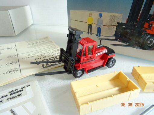 Kibri H0 10564 Kalmar Stapler teilweise gebaut, siehe Foto in OVP RR3297 – Bild 3