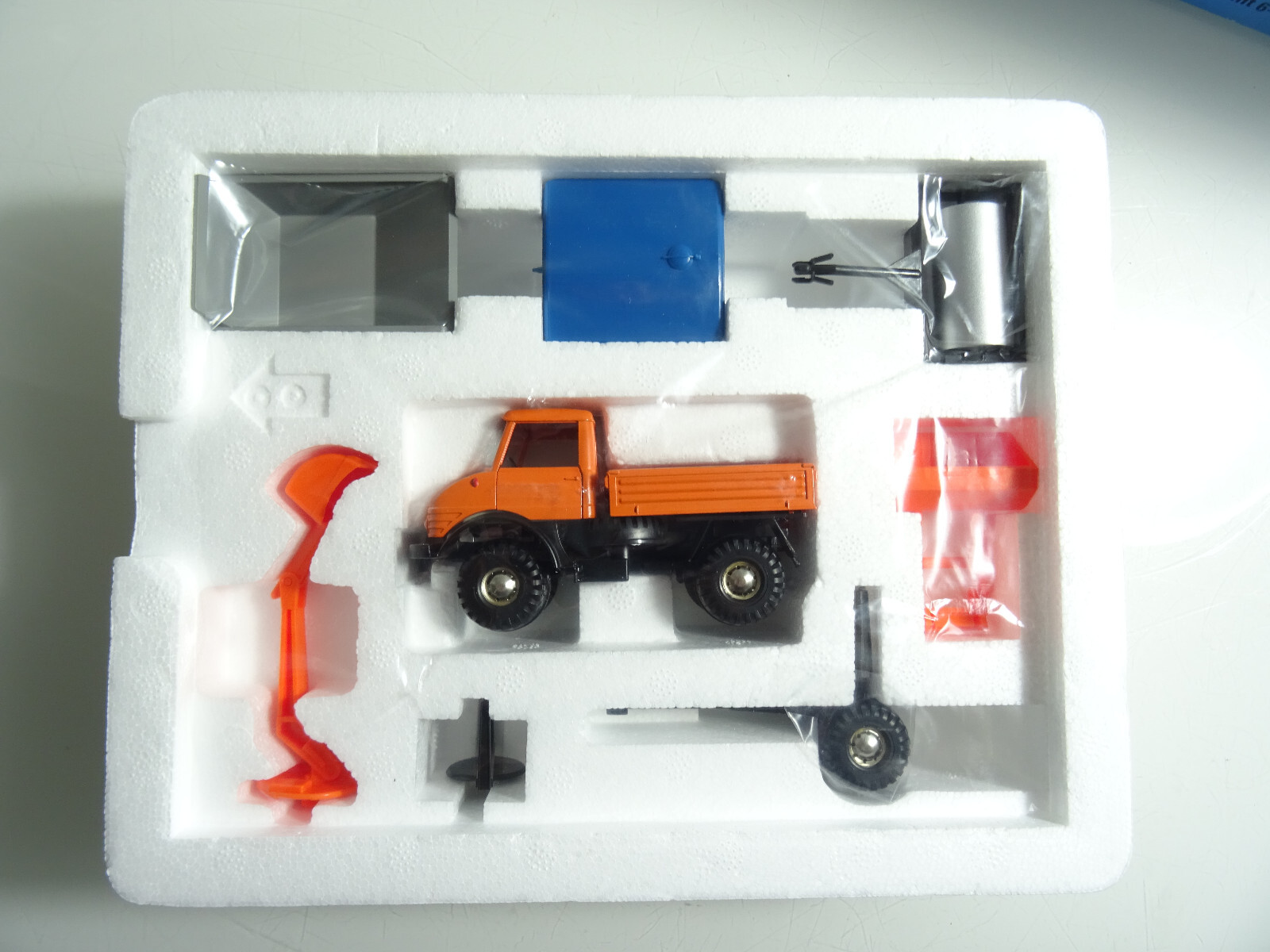 Märklin 18310 Mehrzweckfahrzeug Unimog mit Zubehör in OVP C53 – Bild 3