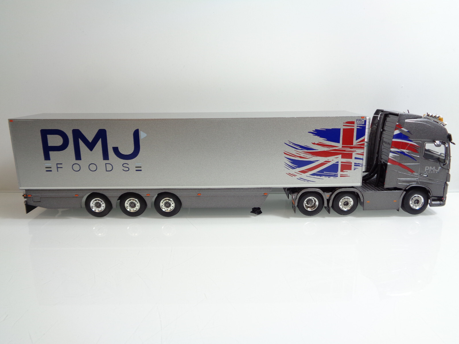 WSI 1:50 01-2043 LKW mit Kühlauflieger Volvo PMJ Foods in OVP JD2645 – Bild 3